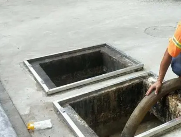 新建化粪池清理