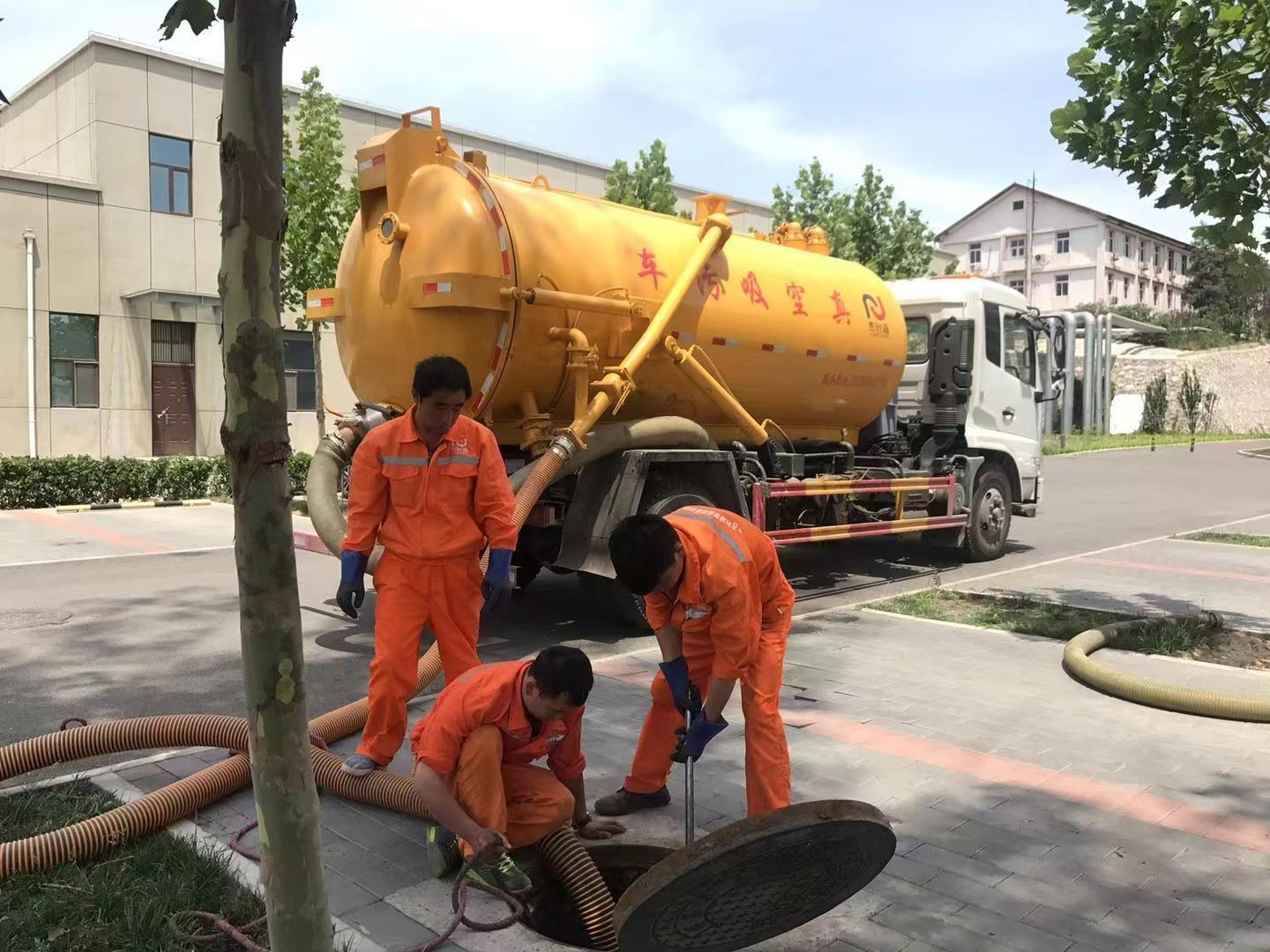 新建管道疏通车停在窨井附近