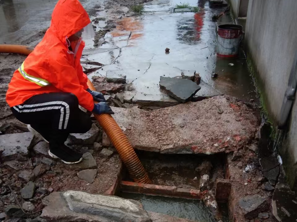 新建专业清理污水池 炜誉市政以规范流程守护城市 “肠道”