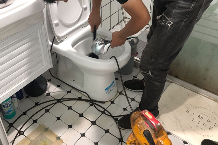新建马桶堵塞自己疏通还是找师傅?专业上门服务让你省时更省心